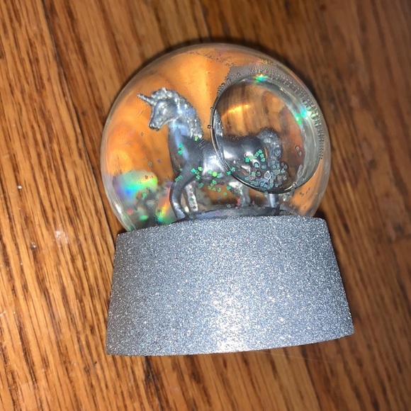 Mini Snow globe with unicorn inside cute mini Snowglobe glitter silver Claire’s - Picture 7 of 14